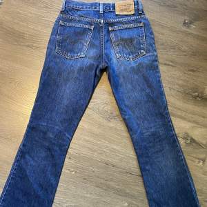 Supersnygga och sköna Levis jeans!💗 De är lågmidjade med lite bootcut och i superbra skick! Strl 28/32 men är små i storleken, höftmått tvärsöver: 34cm, innerbenslängd: 77 eller 78cm💗
