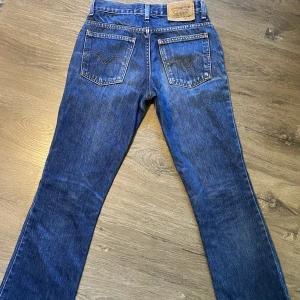 Lågmidjade Levisjeans  - Supersnygga och sköna Levis jeans!💗 De är lågmidjade med lite bootcut och i superbra skick! Strl 28/32 men är små i storleken, höftmått tvärsöver: 34cm, innerbenslängd: 77 eller 78cm💗