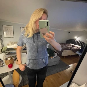 Kortärmad hoodie - Sjukt snygg hoodie från H&M. Köpt secondhand men knappt använd då jag känner att den inte riktigt passar mig. 