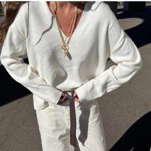 (Lånad 1a bild) Säljer en jätte fin vit stickad tröja med krage och v -ringning, använd ett fåtal gånger, nypris är 519kr & jag säljer den för 200kr + frakt