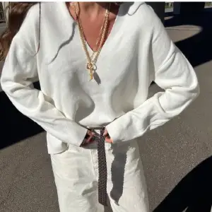 (Lånad 1a bild) Säljer en jätte fin vit stickad tröja med krage och v -ringning, använd ett fåtal gånger, nypris är 519kr & jag säljer den för 200kr + frakt