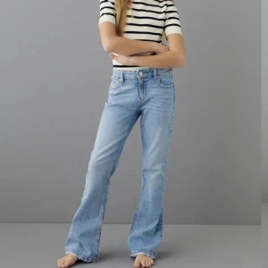 Ginatricot jeans - Jättefina ljusblå jeans från Gina Young som är lite för små för mig men passar bra i längden på mig som är 160 🥰