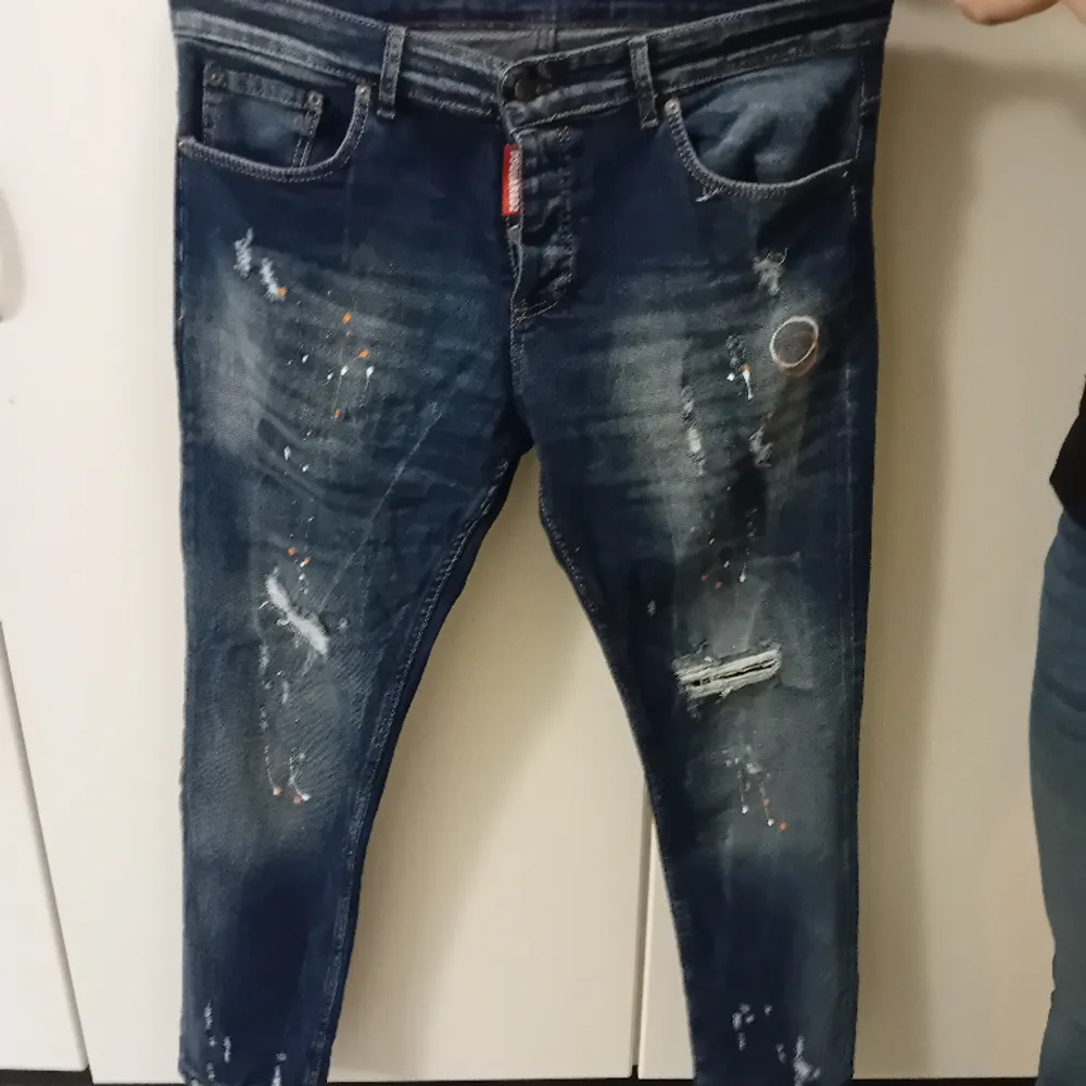 Riktig fett Dsquared2 jeans med strech. Storlek 52, har inte använt dom så mycket, 1500kr kan gå ner vid snabb affär, dom är 100% äkta, kan mötas upp i halmstad eller Helsingborg . Jeans & Byxor.