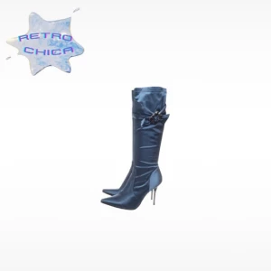 Söta knähöga stövlar 🎀 - Stig fram med stil i dessa fantastiska blåa boots – en unik pärla som inte bara fångar ögat utan även erbjuder en dos av 90-2000-talets nostalgiska. Utmärkt skick och redo att lyfta din outfit till nya höjder!   Kan mötas upp i Stockholm 🎀💜 