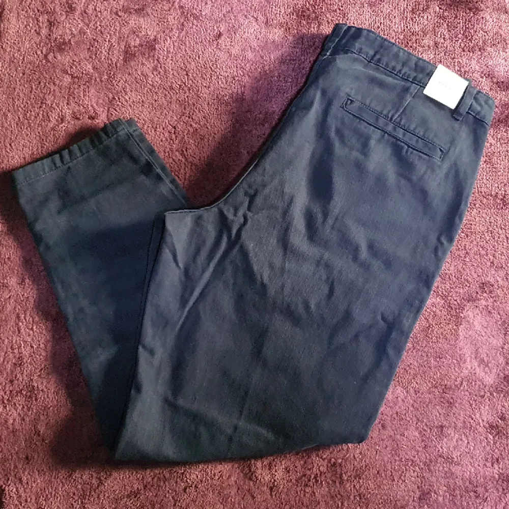 Navy byxor, storlek large, ny med prislapp . Jeans & Byxor.