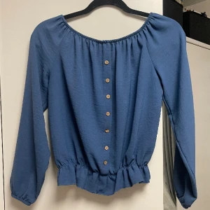 Blus - nyskick - Supersöt blus som endast är använd 2-3 gånger, har absolut inga tecken på användning. Köpt för 150kr, säljet för 99kr. Priset kan alltid diskuteras☺️👍🏼