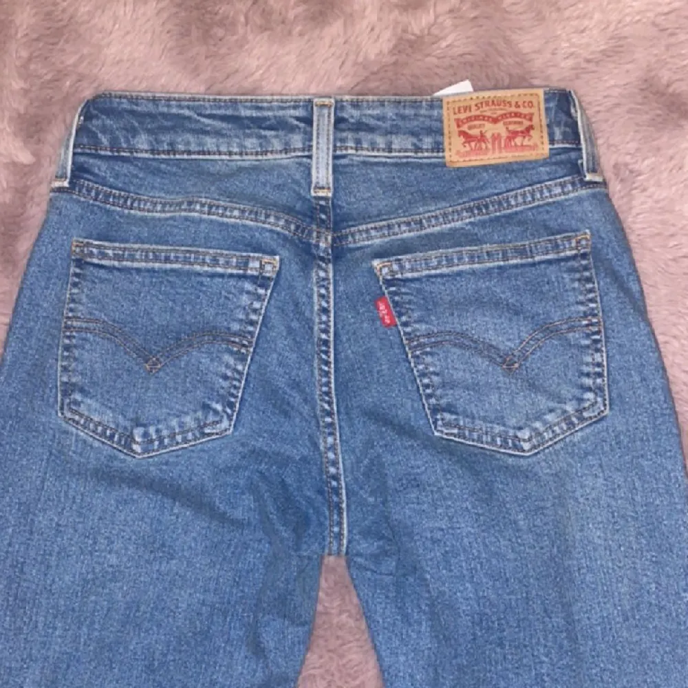 Ett par super Low bootcut jeans. Originalpris är 1200 men säljer för 550 kr då de bara använts 4 gånger. . Jeans & Byxor.