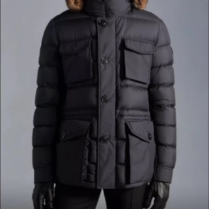 Moncler, Gucci  - Tja har lite ytterkläder jag vill bli av med, självklart äkta inköpta på NK och på Gucci butiken, taggar och allt finns kvar. Betalning sker via Swish eller andra digitala medel! 