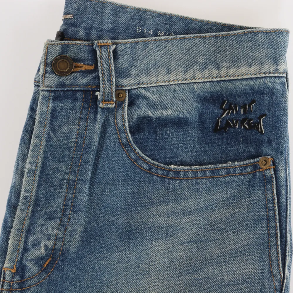 YSL Jeans, färgen är Vintage Blue, storleken 30 175/80A, Varsamt använda, minimalt hål på baksidan. Passform: W14 slim fit, Modellen är 185 cm, väger 73kg  Gjorda i Japan, 100% ull. Nypris 9000kr.  . Jeans & Byxor.