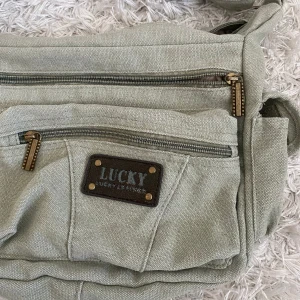 söt väska  - söt liten ljusgrön väska i jättefint skick från Lucky