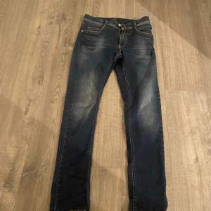 Replay jeans köpta för 1099kr säljer billigt för har växt ut dem ⭐️ sålde dem nyss för 400 nu för 350kr