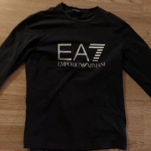 Ea7 tröja - Ea7 tröja litet hål i mitten men syns ej