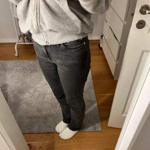 Ett par mörkgrå jeans från weekday i modell Twig, medelhög midja och raka ben, storlek W27L30