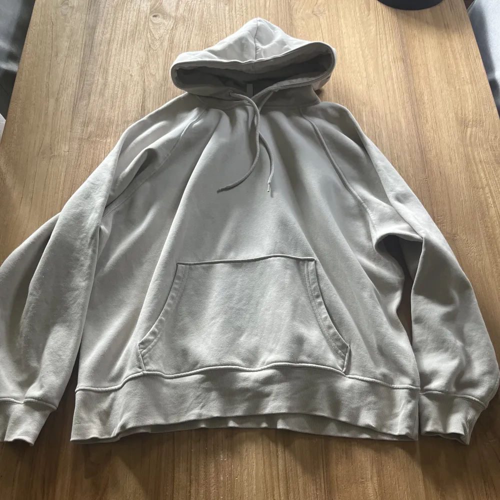 Oversized beige hoodie från H&M, säljer pga att den inte kommer till användning längre💗. Hoodies.