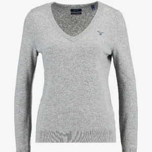 GANT pullover - Jag säljer mina fina gråa gant pullover i bra skick. Storlek M men passar S och har v neck. Det är en äldre modell men ser likadan ut som på första bilden utan bara i en liten mörkare grå som visas i andra bilden. Skriv om fler bilder eller frågor!💓🥰
