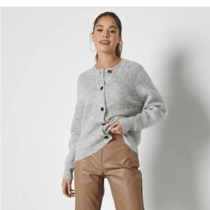 Kofta från selected femme  - Säljer denna fina kofta som är köpt på Nakd