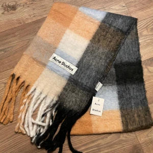 Acne Studios, oanvänd halsduk!  - Helt ny, aldrig använd!  Fint kvalite! 