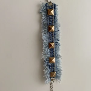 Superfint armband  - Stockholmsstil armband med nitar av återvunnet jeans material♻️❤️