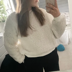 Teddytröja från chiquelle - Vit Teddy tröja från chiquelle i bra skick, storlek S. Sjuk mysig och skön😍