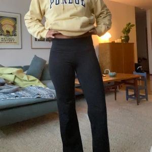 Nike yoga pants  - Yoga pants från Nike i felfritt skick! Mid waist men går att ha Low waist också 💋Strl S men skulle säga att de passar 36-38. Jag är 166 lång! Nypris 629, pris kan diskuteras vid snabb affär!