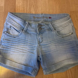 Shorts - Jätte fina shorts som är lite trendiga med två knappar. Inga defekter och säljer för lågt pris, storlek 38 men passar även mig med storlek 36😍tryck köp nu!