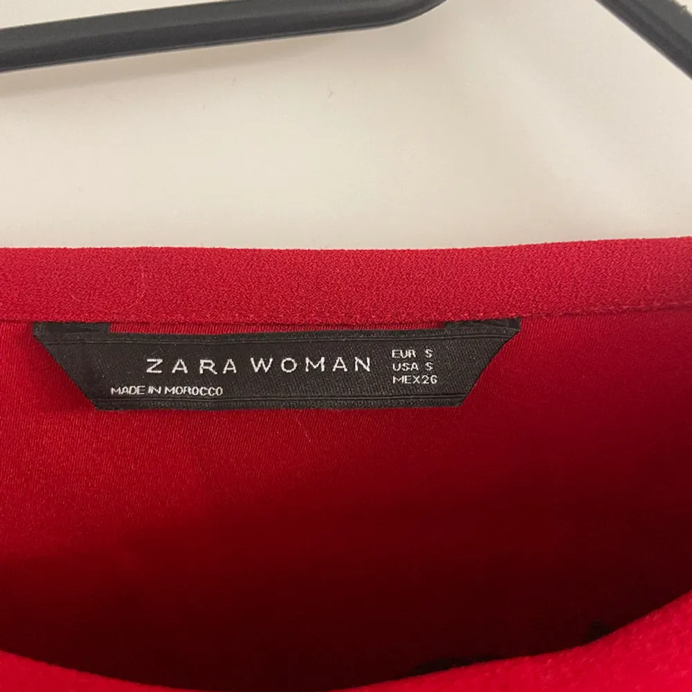 Super söt röd tröja från zara, perfekt till julen storlek M men passar som en S också, kan visa hur den ser ut på privat❤️ köpt för 1-2 år sen men använd endast 2 gånger. Blusar.