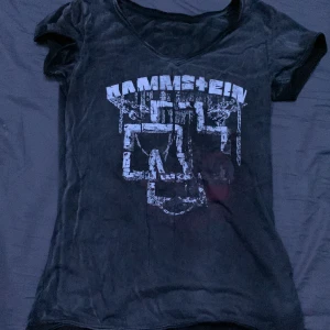 Rammstein T-shirt - Fräsig mörk grå Rammstein t-shirt i en lite mera ”Loose fit” 🖤 Hade behållt själv men tröjan var tyvärr lite för tight för mig som annars har M-L. 💔 Har endast provats ‼️djur och rökfritt hem‼️ Skriv jättegärna om ni har några funderingar ❤️🖤Kan mötas upp 💕
