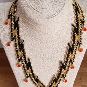 Handgjord halsband - Halsband med äkta preciosa pärlor. Handgjord. En perfekt julklapp.