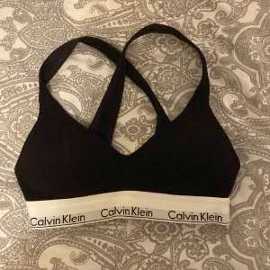 Topp - Säljer denna Calvin Klein toppen🤩