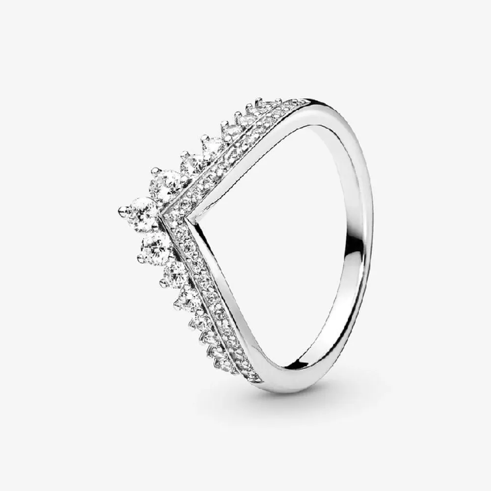 Modellen heter Prinsessa Wishbone ring från Pandora 💕 Lite osäker kring storleken men skulle säga O 16-16.5  Nypris 799kr. Accessoarer.