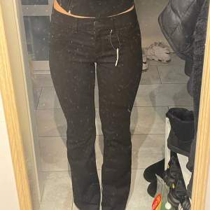 Midwaist bootcut jeans, nya med lapp kvar. Stretchiga. Ber om ursäkt för smutsig spegel… skriv för fler bilder. midjemått- 70cm, innerbenslängd- 78cm.