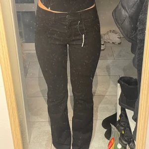 Svarta bootcut jeans - Midwaist bootcut jeans, nya med lapp kvar. Stretchiga. Ber om ursäkt för smutsig spegel… skriv för fler bilder. midjemått- 70cm, innerbenslängd- 78cm.