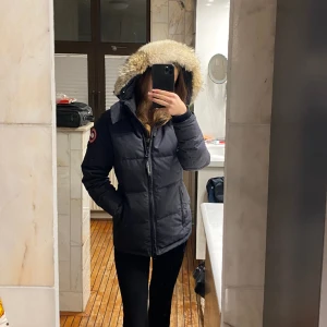 Canada goose Chelsea parka  - Canada goose Chelsea parka i storlek XS men passar även XXS, Köptes förra Hösten för 13,500 men säljer nu för 4999. Köptes på Double-y i Malmö. Orginalpris just nu är 17,500.  ÄKTA!!!