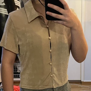 Blus - Beige blus, helt oanvänd, säljes på grund av att den tyvärr ej kom till användning 