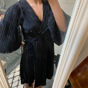 Klänning  - Svart klänning som är perfekt nu till julen eller nyår. Som ny endast använd en gång och den har starka gummiband vid händer så man kan ha klänning trekvarts ärmad också ❤️