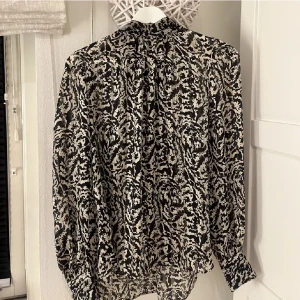 Blus  - Superfin blus från hm!! Köpt här på plick och i väldigt fint skick