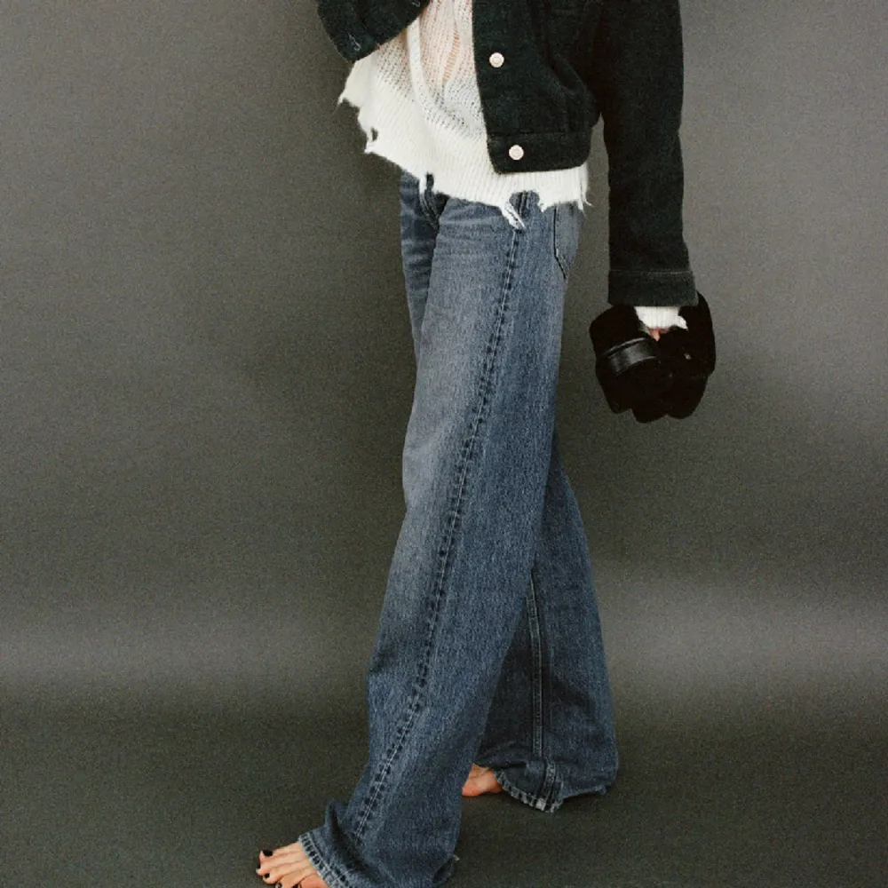 Aldorg använda raka jeans med medelhög midja från zara. Storlek 34 . Jeans & Byxor.