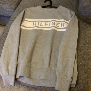 Tommy Hilfiger (L) - Tröja från Tommy Hilfiger.  Storlek Large