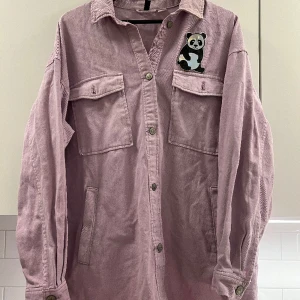 Jeansskjorta  - Fin jeansskjorta med en panda på och lite målad på i bak. Storlek L