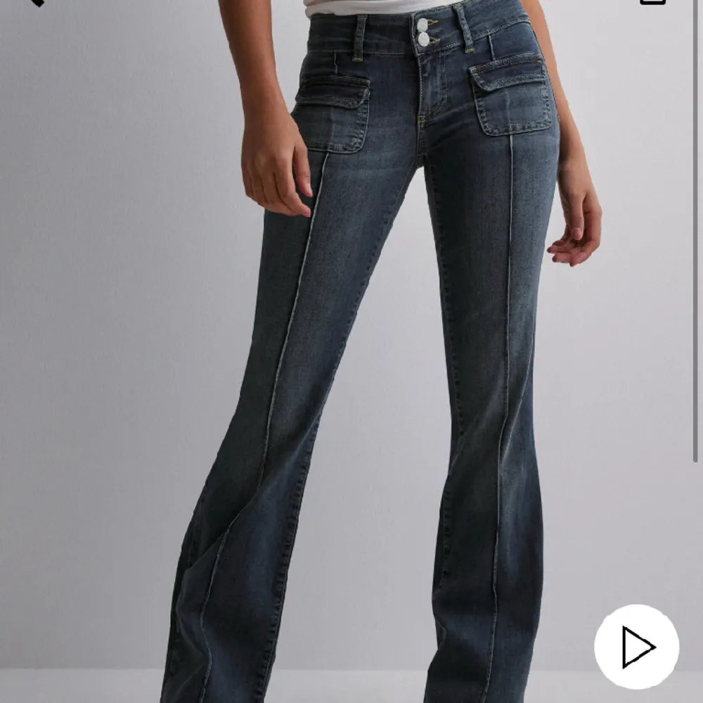 Säljer ett bar nästan oanvända lågmidjade jeans från Nelly med snygga detaljer. Säljer då dom blivit försmå! Strl Xs men är stretchiga. Midjemått tvärs över är 33cm Innerbenslängd är 83cm Jag är 164❣️ nypris 699kr. Jeans & Byxor.
