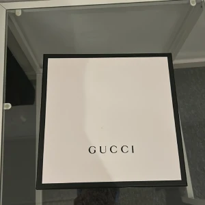 Gucci bälte  - Det är ett Gucci bälte som jag inte använder därför jag säljer det kvitto och allt medföljer 