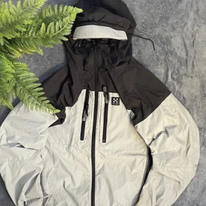 Haglöfs jacka - Haglöfs vindjacka i mycket bra skick. Storlek L  Perfekt oversized