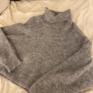 Stickad tröja - Från bik bok. Använd bara några gånger. Ser mycket finare ut i verkligheten. Storlek xl men passa även mindre