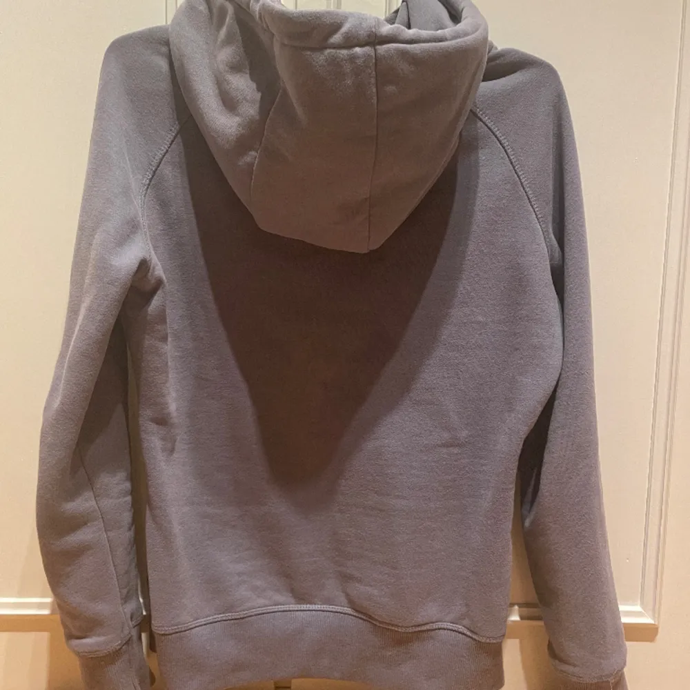 Gymshark hoodie i grå-blå färga i stl XS. Superskön på vintern och är i bra skick . Hoodies.