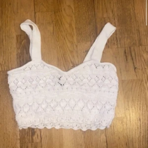 Crop top - Köpte detta linne när jag skulle åka utomlands men glömde bort den här i Sverige så den är helt oanvänd dock tvättad efter jag köpte den i affär säljer nu för jag tror inte den kommer komma till användning för ska inte utomlands på något år.