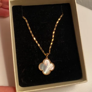 Van cleef liknande - Vacker van cleed liknande halsband i guld, den är till och med rostfri!🩷🩷🤩
