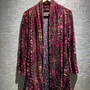 Kofta | Stockholms klänningsfabrik - En jättefin mönstrad kofta från Stockholms klänningsfabrik. Koftan känns som sammet. Skriv privat för mer bilder och info.