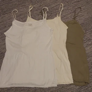 Linnen - 3 st linnen i bomull från noa noa i stl L. Söta detaljer, justerbara axelband. Går att klippa upp. En i olivgrön, en helvit och en gammelvit (har även en ljusrosa). 50kr styck.