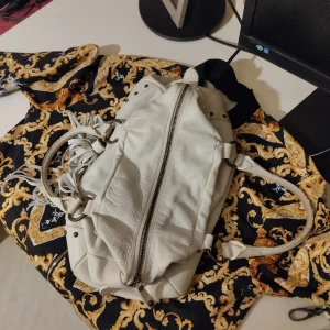 Maria Montazami - Maria Montazami handväska vit bvsa Mvh Allovermerch 