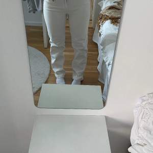 Beiga jeans från gina tricot, som är mid waist och bredare ben! Så snygga men anänds inte längre:( Har en liten skavank på ena fickan baktill (bild 3) därav priset💕